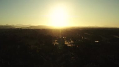 Gündoğumunda San Diego 'nun anamorfik hava manzarası 