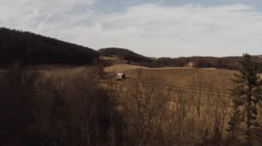 Güneşli bir günde vadilere bakan anamorfik hava manzarası