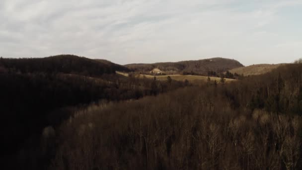 阳光灿烂的山谷中乡村一侧的异形空中景观 — 图库视频影像