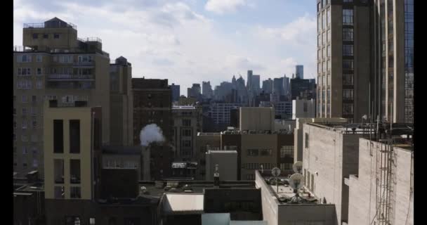 Luftaufnahme Der Skyline Von Manhattan Während Man Sich Durch Die — Stockvideo