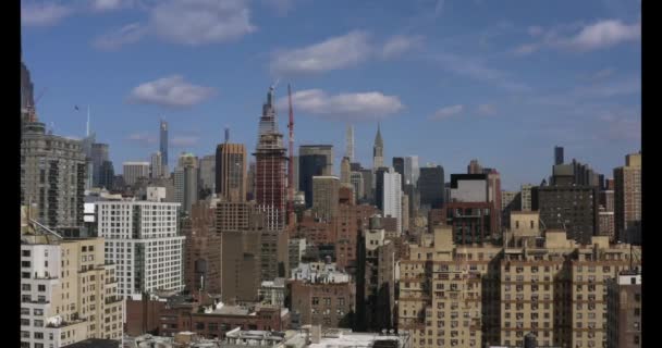 Flygfoto Manhattan Skyline När Flyttar Genom Byggnaderna — Stockvideo