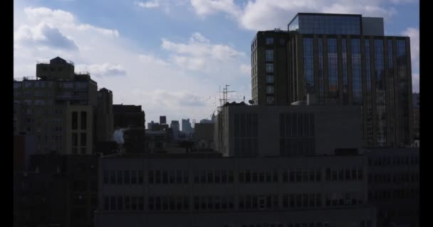 Αεροφωτογραφία Του Ορίζοντα Του Μανχάταν Ενώ Κινείται Μέσα Από Κτίρια — Αρχείο Βίντεο