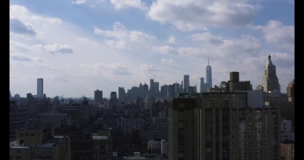 Luchtfoto Van Manhattan Skyline Tijdens Het Bewegen Door Gebouwen — Stockvideo