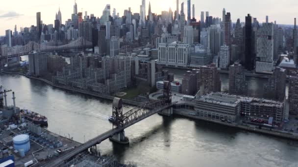 Anamorfe Luchtbeelden Van Nyc Bij Zonsondergang — Stockvideo