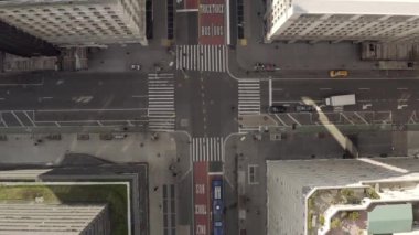 Salgın sırasında New York 'un neredeyse boş sokaklarının hava görüntüleri.