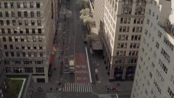 Luchtbeelden Van Bijna Lege Straten Van New York Tijdens Een — Stockvideo