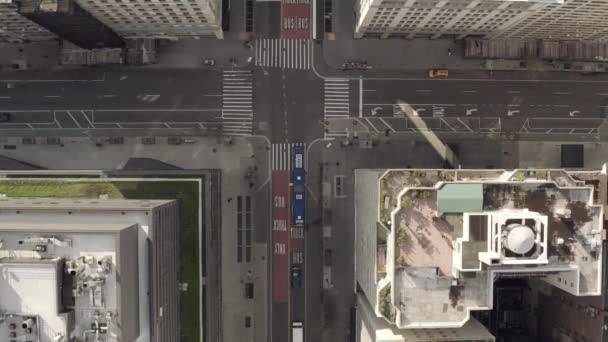 パンデミック時のニューヨークのほぼ空の通りの空中映像 — ストック動画