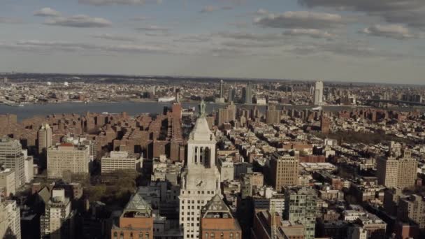 曇り空の日の日没前にニューヨークの映像で空中ドリー — ストック動画