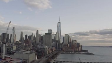 Bulutlu bir günde, gün batımından önce New York 'ta çekilen hava aracı.