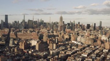 Bulutlu bir günde, gün batımından önce New York 'ta çekilen hava aracı.