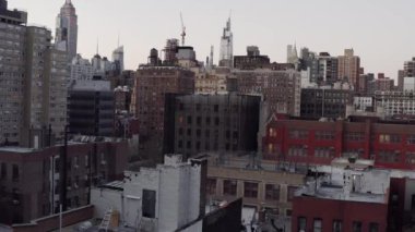 Bulutlu bir günde, gün batımından önce New York 'ta çekilen hava aracı.