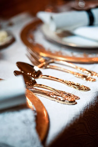 Comedor Lujo Instalado Elegante Salón Baile Con Cubiertos Dorados —  Fotos de Stock