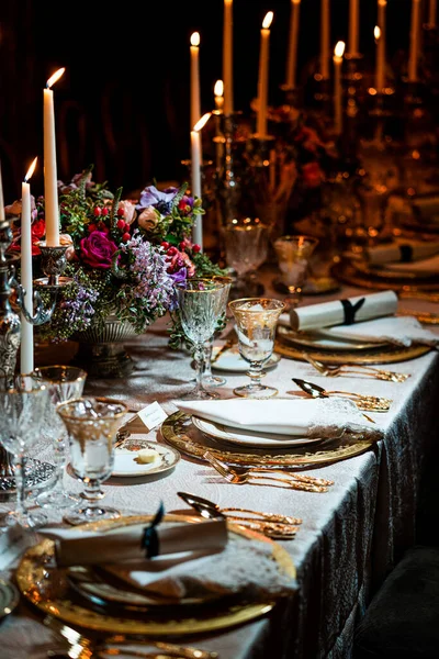 Pranzo Lusso Allestito Una Sala Ballo Elegante Con Posate Dorate — Foto Stock