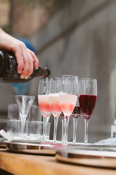 Vue Latérale Barman Versant Champagne Dans Verre Fantaisie — Photo