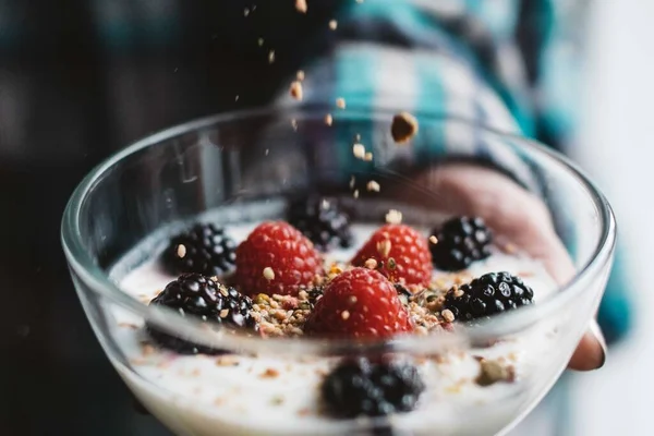 Close Shot Van Granola Vallen Een Glazen Kom Van Fruit Stockfoto