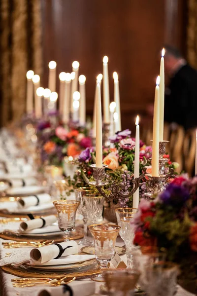 Comedor Lujo Instalado Elegante Salón Baile Con Cubiertos Dorados Imagen De Stock