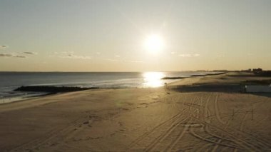 Arka planda New York silueti olan kumlu Long Island plajının hava manzarası.