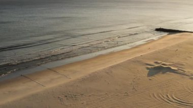 Arka planda New York silueti olan kumlu Long Island plajının hava manzarası.