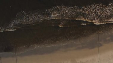 Arka planda New York silueti olan kumlu Long Island plajının hava manzarası.