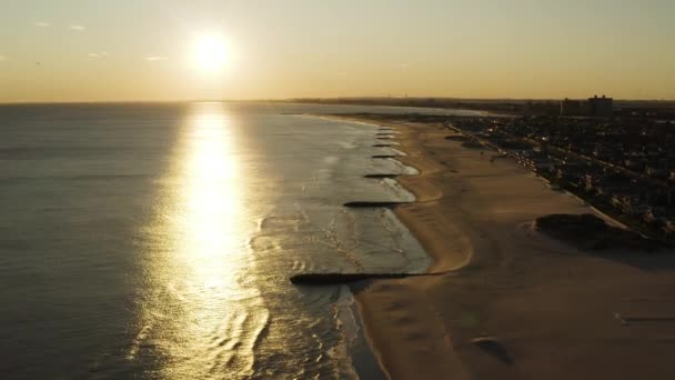 Letecký Pohled Písečnou Dlouhou Ostrovní Pláž Panoramatem New Yorku Pozadí — Stock video