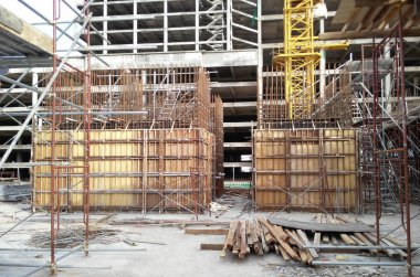 Yaygın olarak kontrplak ve kereste inşaat sahasında yapılan ahşap formu iş. 