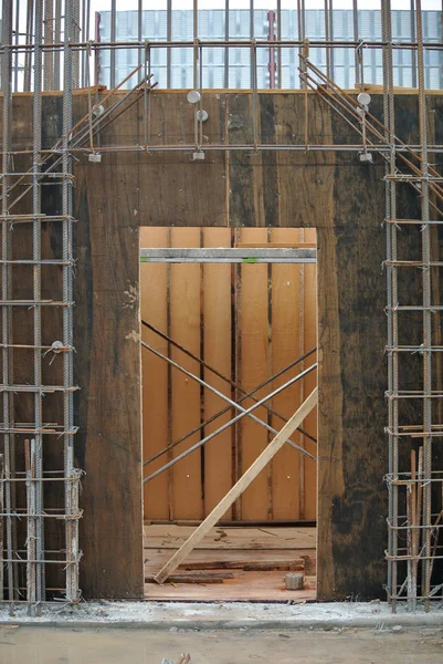 一般的に合板や工事現場の木材から作られて木材工法. — ストック写真