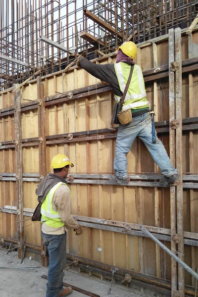 Trabajadores de la construcción fabricando madera — Foto de Stock