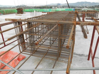 Şantiyede beton sütunu takviye çubuğu