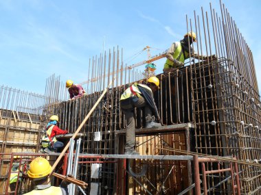 Grup çelik takviye çubuğu imalatı inşaat işçileri