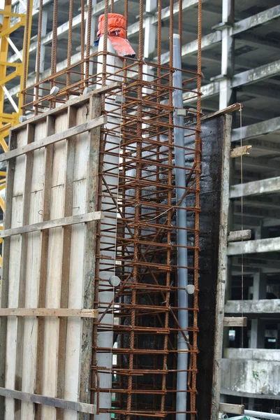 建設現場でのコンクリート柱補強バー — ストック写真