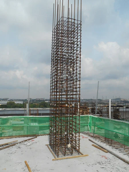 Усилитель бетонной колонны на стройплощадке — стоковое фото