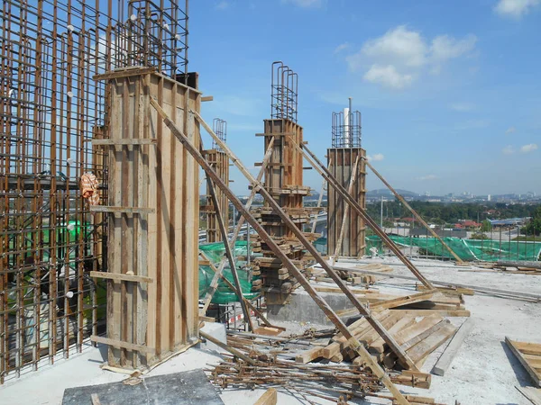 Oszlop fa űrlap és betonozási sáv az építkezésen — Stock Fotó