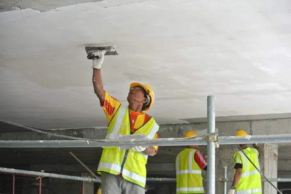 Los trabajadores del sitio están haciendo trabajo de capa descremada soffit — Foto de Stock