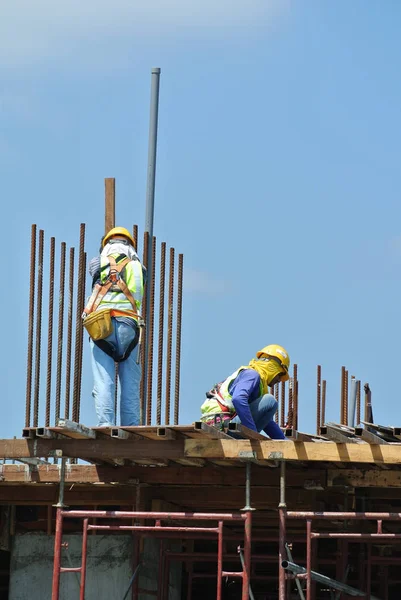 강철 보강 바 날조 하는 건설 노동자의 그룹 — 스톡 사진