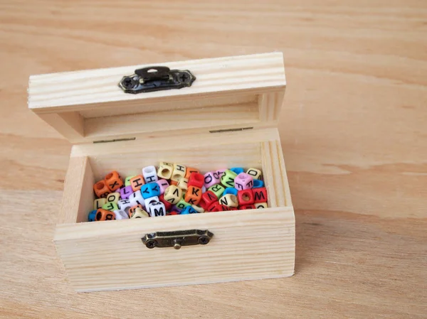 Alfabetos y una pequeña caja de madera — Foto de Stock