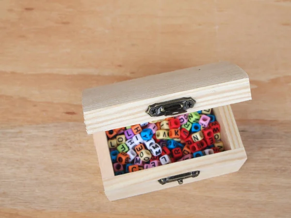 Alfabetos y una pequeña caja de madera — Foto de Stock