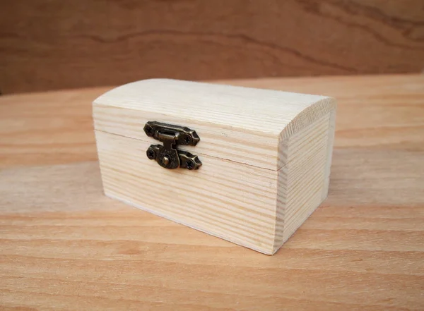 나뭇결 백그라운드에 작은 나무 상자. — 스톡 사진