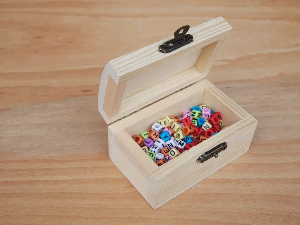 Alfabetos en una pequeña caja de madera — Foto de Stock
