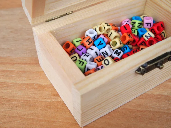 Alphabets dans une petite boîte en bois — Photo