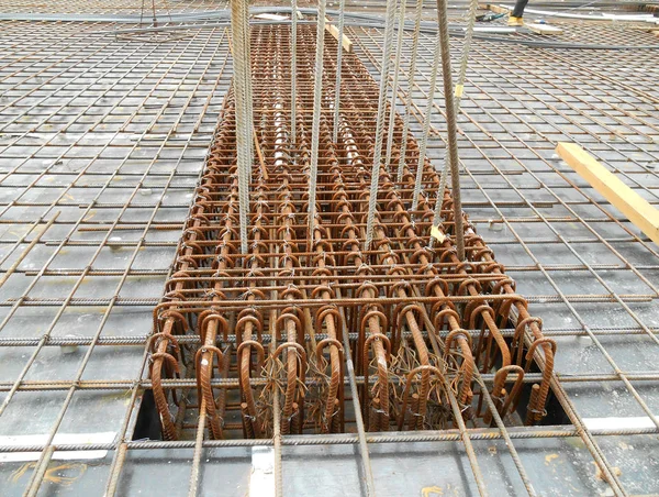 Lavorazione della lastra di legno e barra di rinforzo fabbricata — Foto Stock