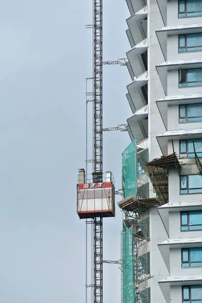 卷扬机升降机用于电梯工人和材料在施工现场. — 图库照片