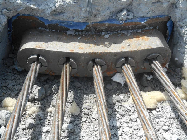 Pre stress kabel pezen anker hoofd voor voorgespannen beton op de werf. — Stockfoto