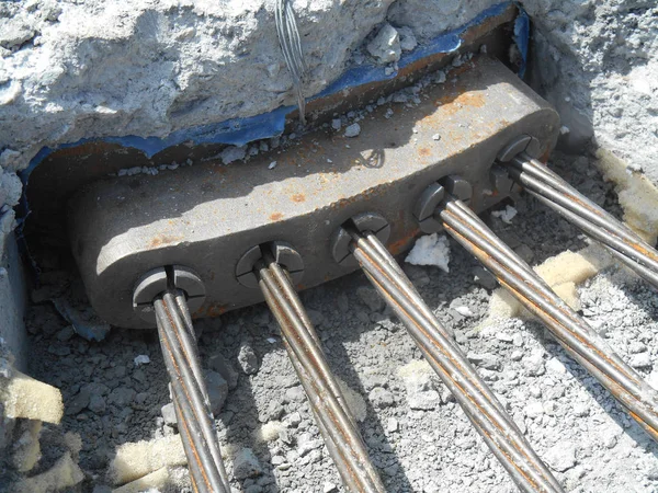 Cabeça de ancoragem de tendões de cabo pré-tensão para concreto pré-estressado no canteiro de obras . — Fotografia de Stock