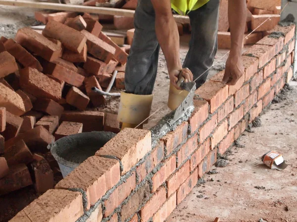 Kil tuğla döşeme inşaat işçileri 
