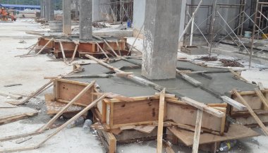Islak beton ahşap formu çalışma içine dökülür.  