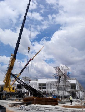 Vinçler-Mobil vinç ağır malzeme kaldırma için kullanılan ağır makinedir 