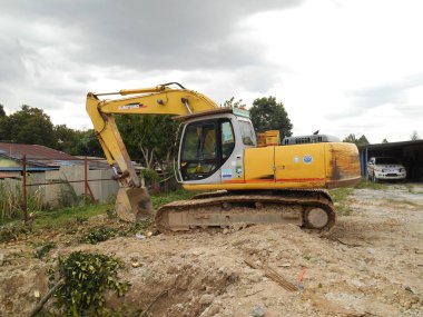 Toprak inşaat sahasında kazmak için kullanılan tarak makinası