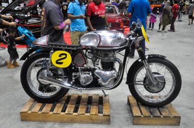 Değiştirilen Bisiklet Cafe racer hayalindeki motoru için değiştirme 
