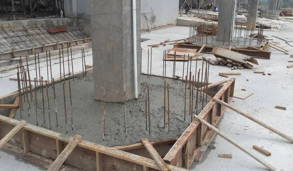 Islak beton ahşap formu çalışma içine dökülür.  