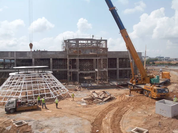 Vinçler-Mobil vinç ağır malzeme kaldırma için kullanılan ağır makinedir 